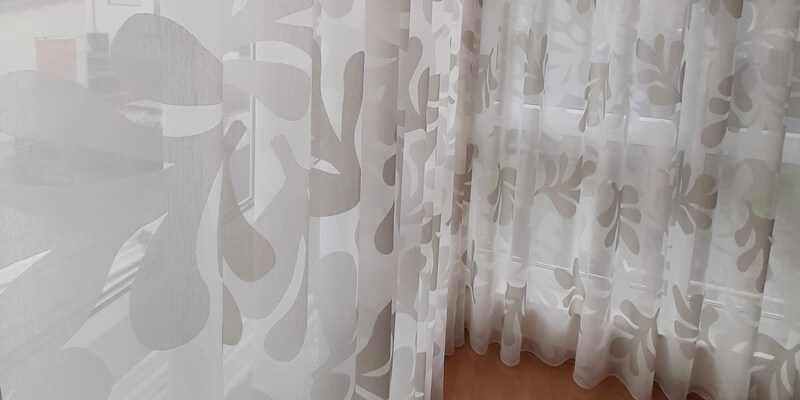 Wellenvorhang nach Maß für großes Eckfenster mit gleichmäßiger Wellenoptik