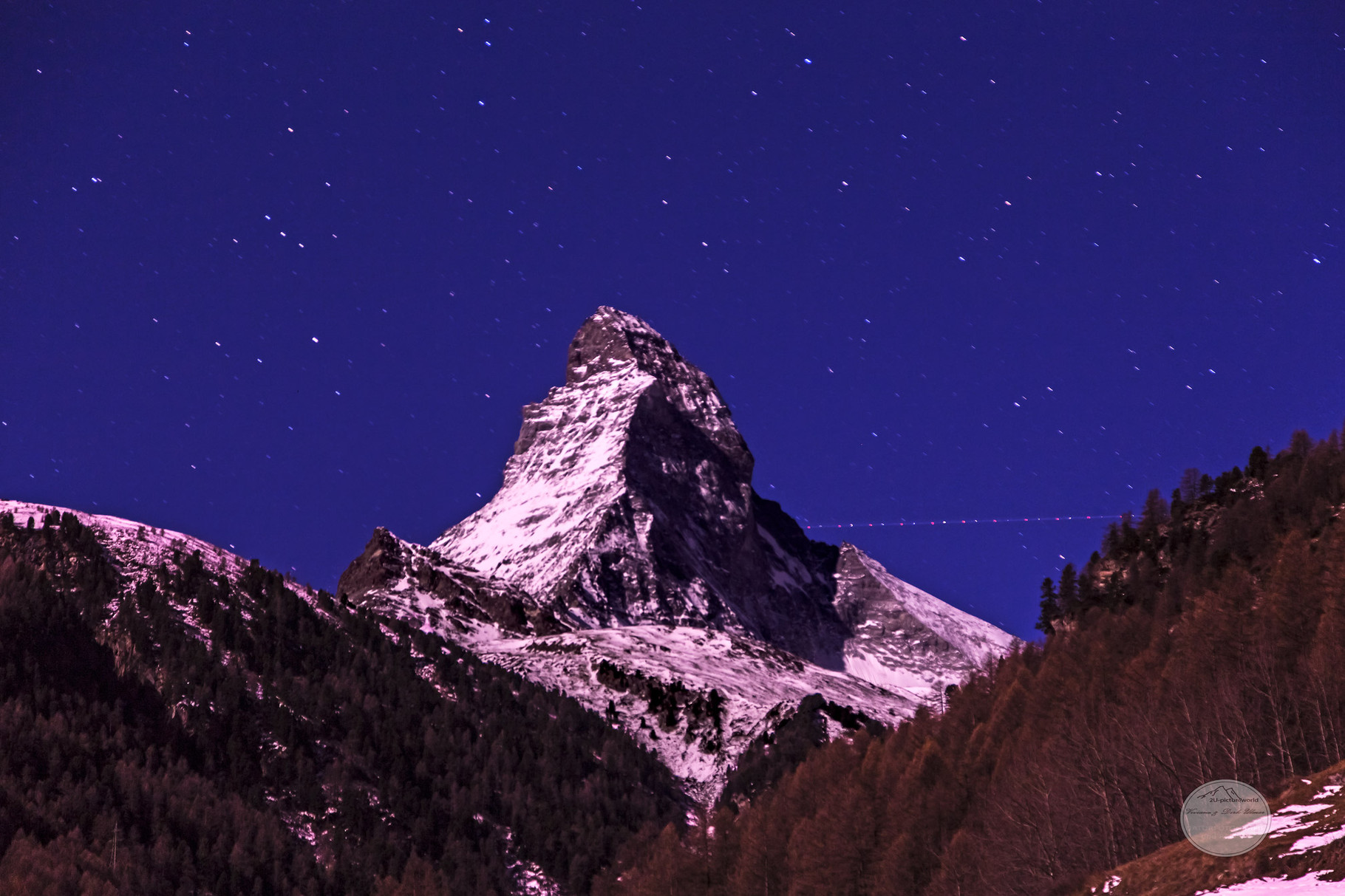 Bild: Matterhorn bei Nacht, Zermatt, Schweiz, "Sternenkette", www.2u-pictureworld.de