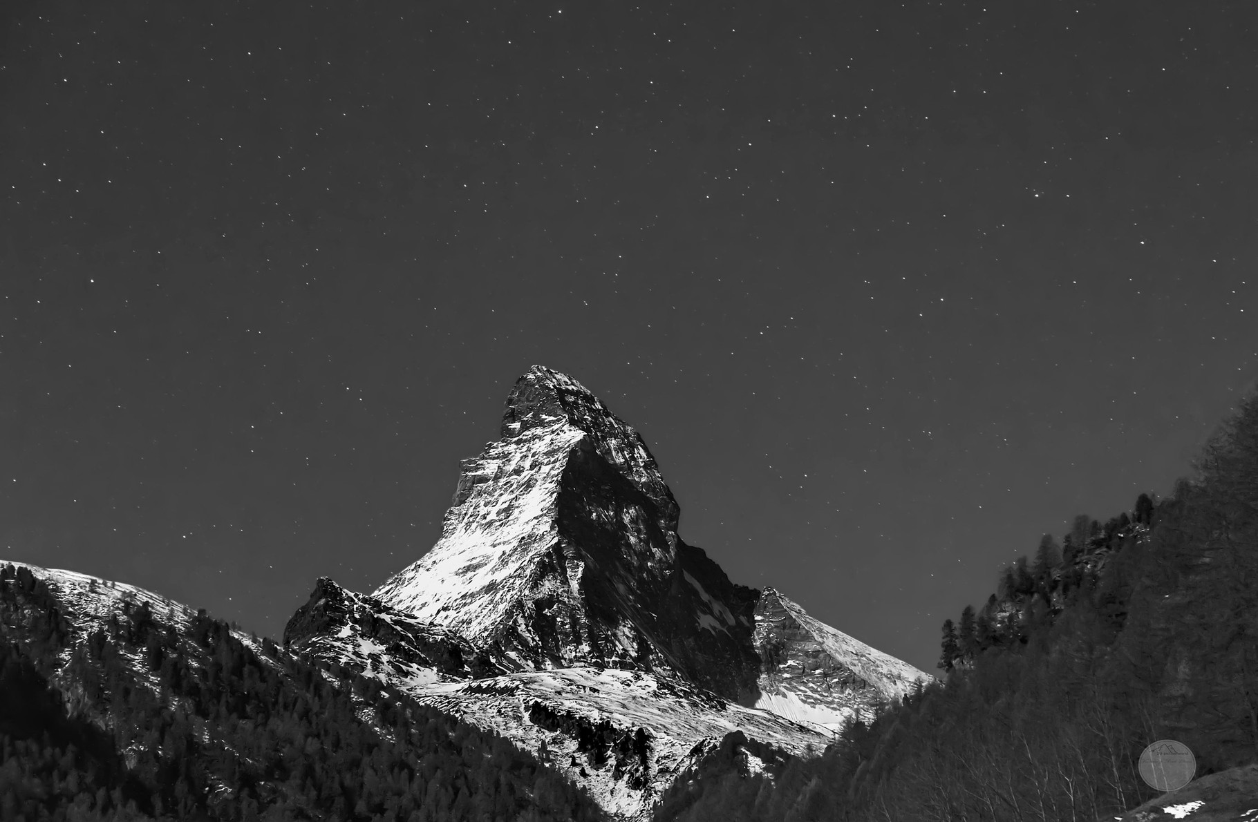 Bild: Matterhorn bei Nacht in schwarz-weiß, Zermatt, Schweiz, "clear moonlight night", www.2u-pictureworld.de