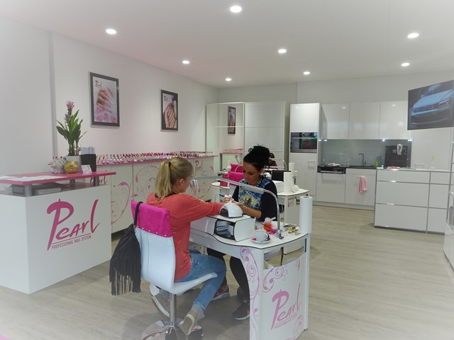 Pearl Mitarbeiterin Adrienn Kun Lakatosné an der Arbeit im Pearl Nails and More