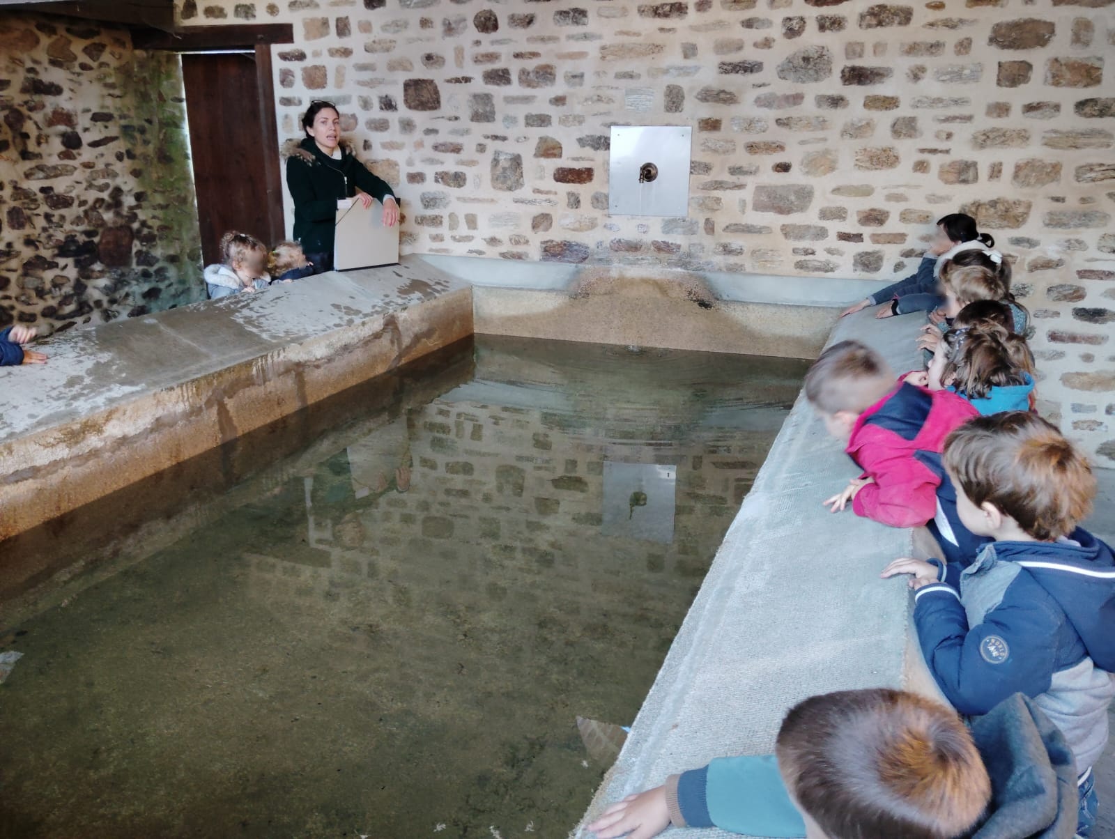 Rencontre avec le lavoir, "le papy de la machine à laver" !