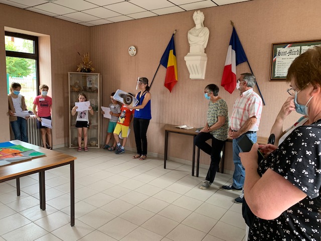 Hanaé (7 ans et demi, devant la vitrine) a lu le contenu du premier panneau réalisé par les enfants sur le mobilier archéologique (2 sépultures du début du IIIe siècle).