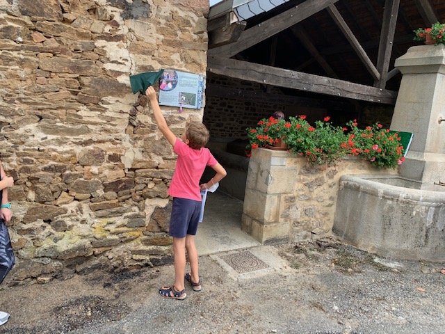 Lohan (9 ans) dévoile le panneau concernant le lavoir.