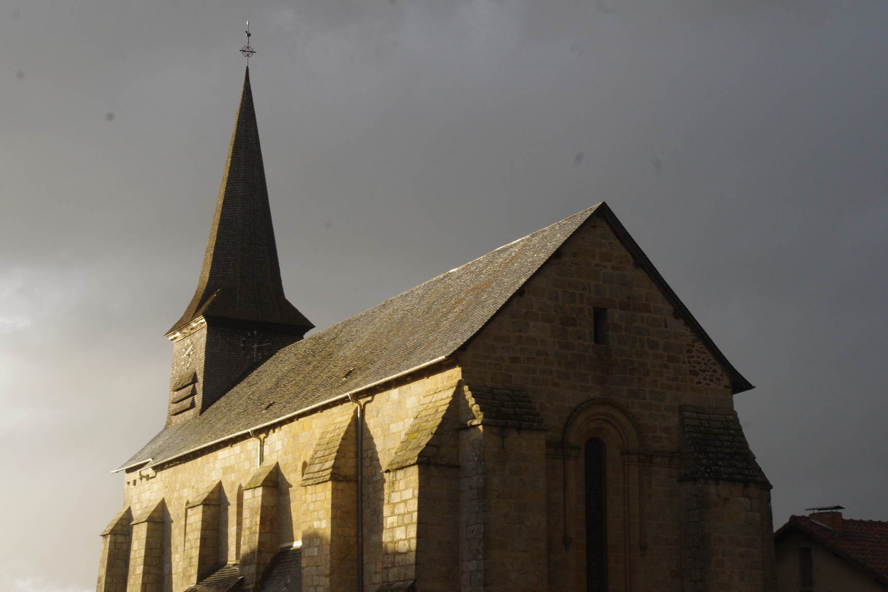 Vue sur l'église par temps d'orage