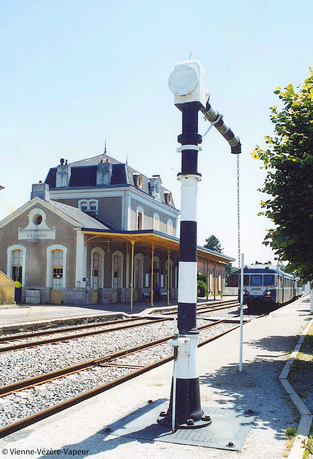 Gare de Saint-Léonard-de-Noblat et au 1er plan grue hydraulique servant au ravitaillement d'eau des locomotives à vapeur.