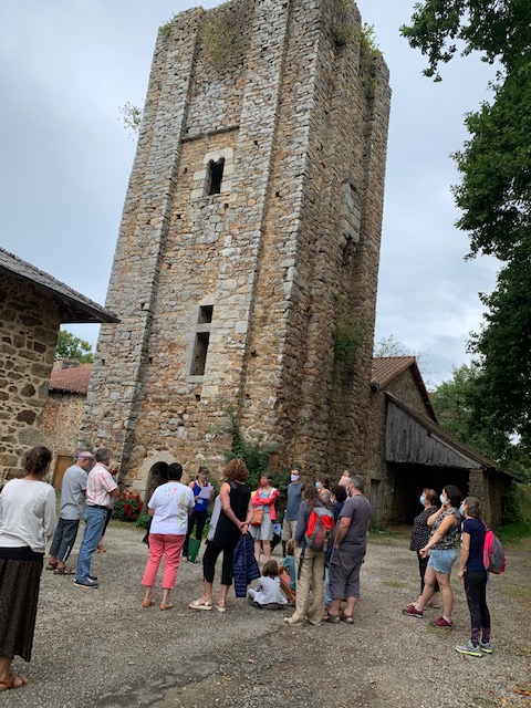 Bastien a présenté le patrimoine majeur de Saint-Méard : la tour d'Echizadour, ancien donjon du XIIe siècle (attention : propriété privée, merci de rester en bas de l'allée où se trouve le panneau explicatif).