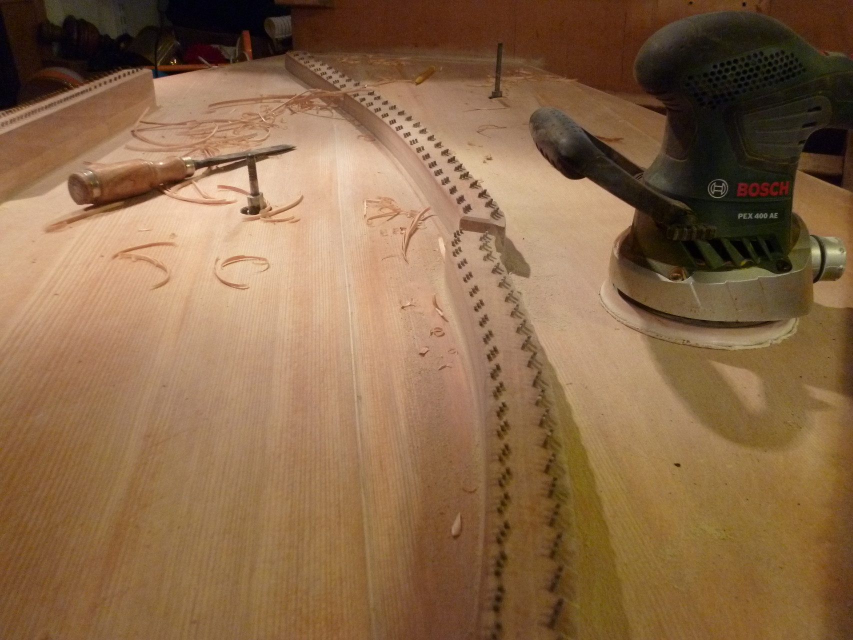 Décapage de la table avant sa restauration