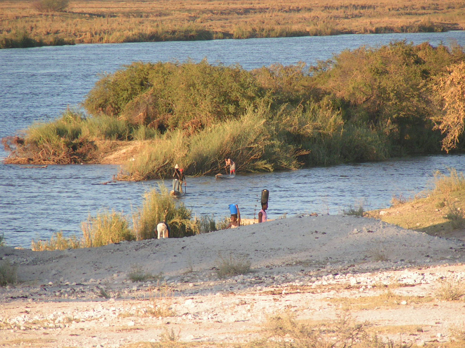 Wasser holen  am Kavango