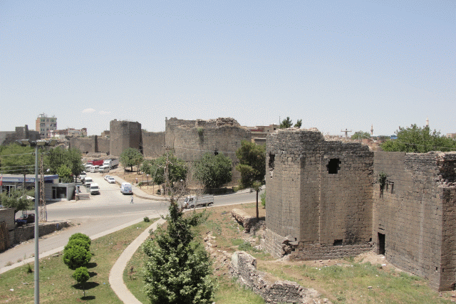 Diyarbakirs antike Stadtmauer ist 5.5 km lang, hat 4 Tore und 72 Türme