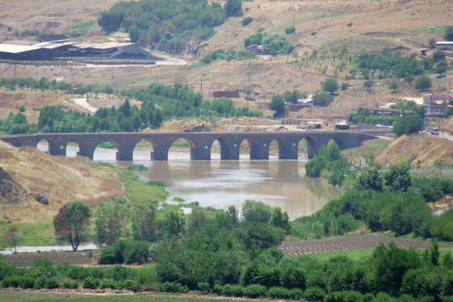 Antike Brücke über den Tigris