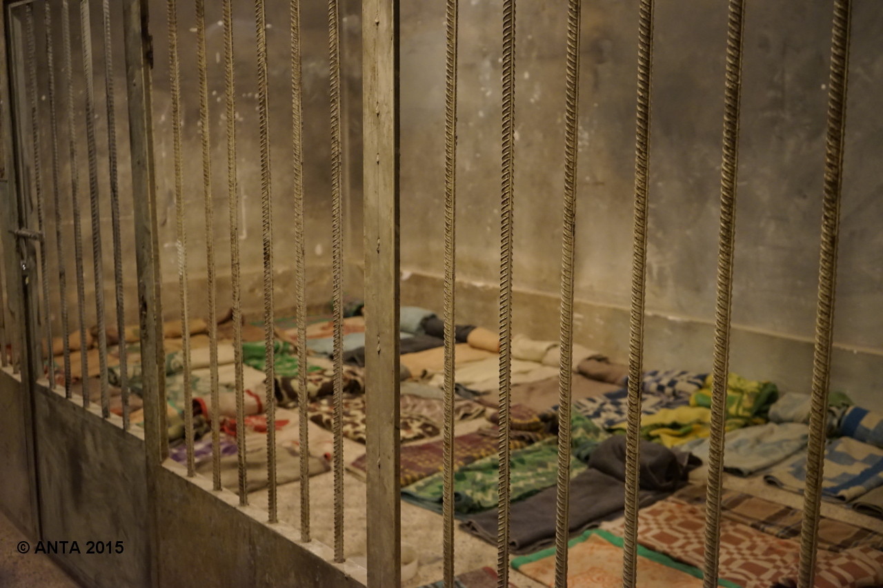 In dieser Zelle warteten bis zu 100 Unschuldige tagelang auf ihre Freilassung 