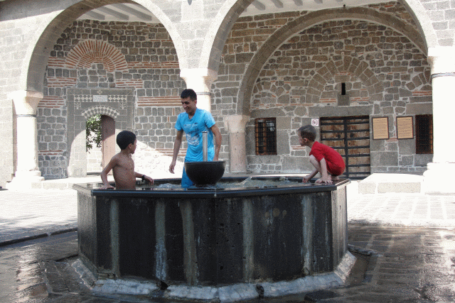 Daniel badet im Brunnen der aramäischen Kirche