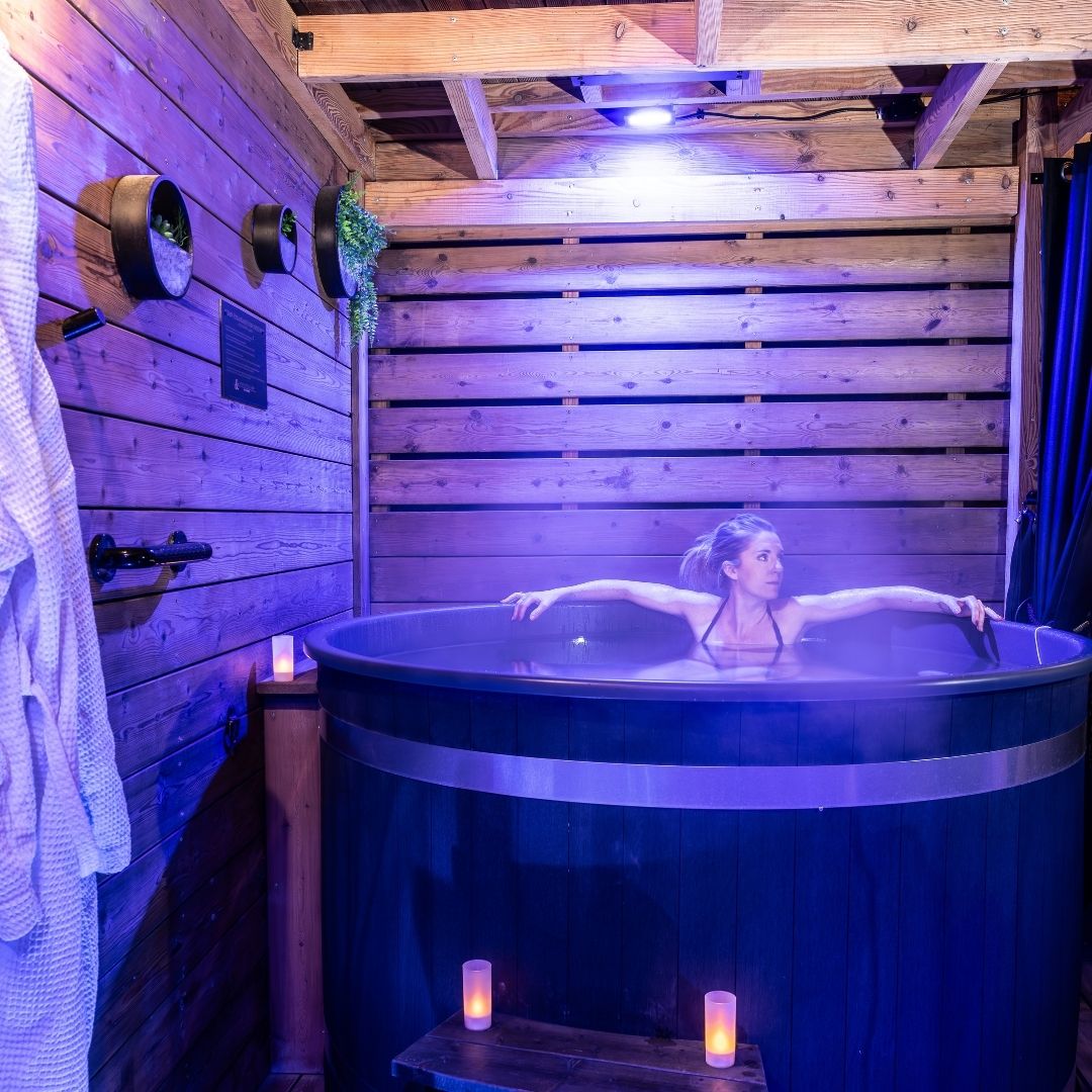 Ambiance chalet et bois : l'expérience d'un bain finlandais privatif et spa scandinave en plein air sous son patio