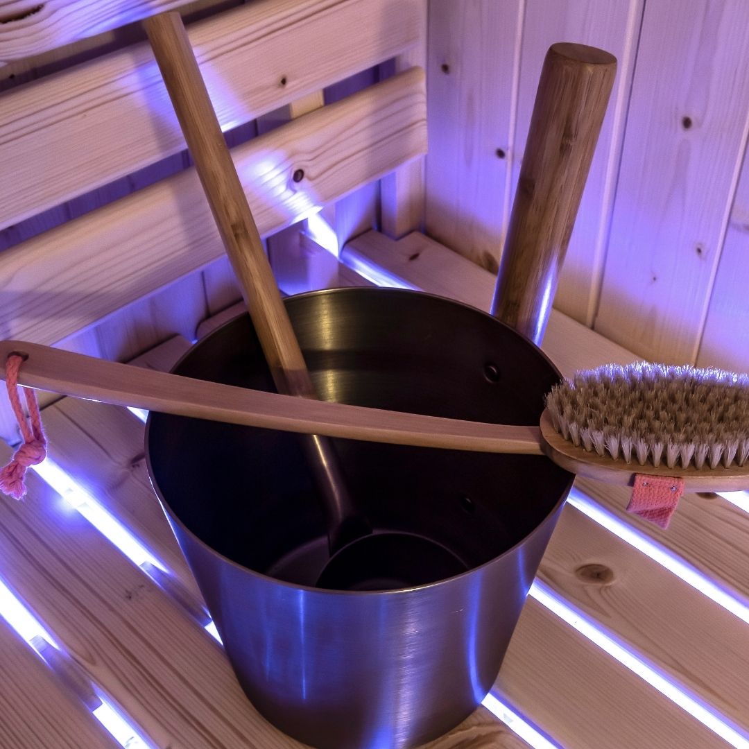 Votre rituel wellness : savourez les bienfaits d'une séance de sauna aux huiles essentielles pour un instant d'aromathérapie relaxante.