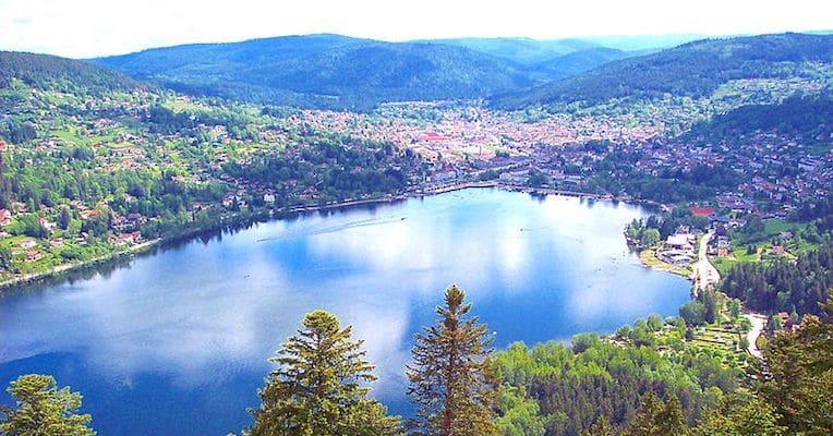 Evasion nature et vue panoramique sur les lacs de Gérardmer et Longemer : séjour en lodge et suite de luxe avec spa jacuzzi privatif, proche des cascades de Tendon et de l'hébergement Glam'88