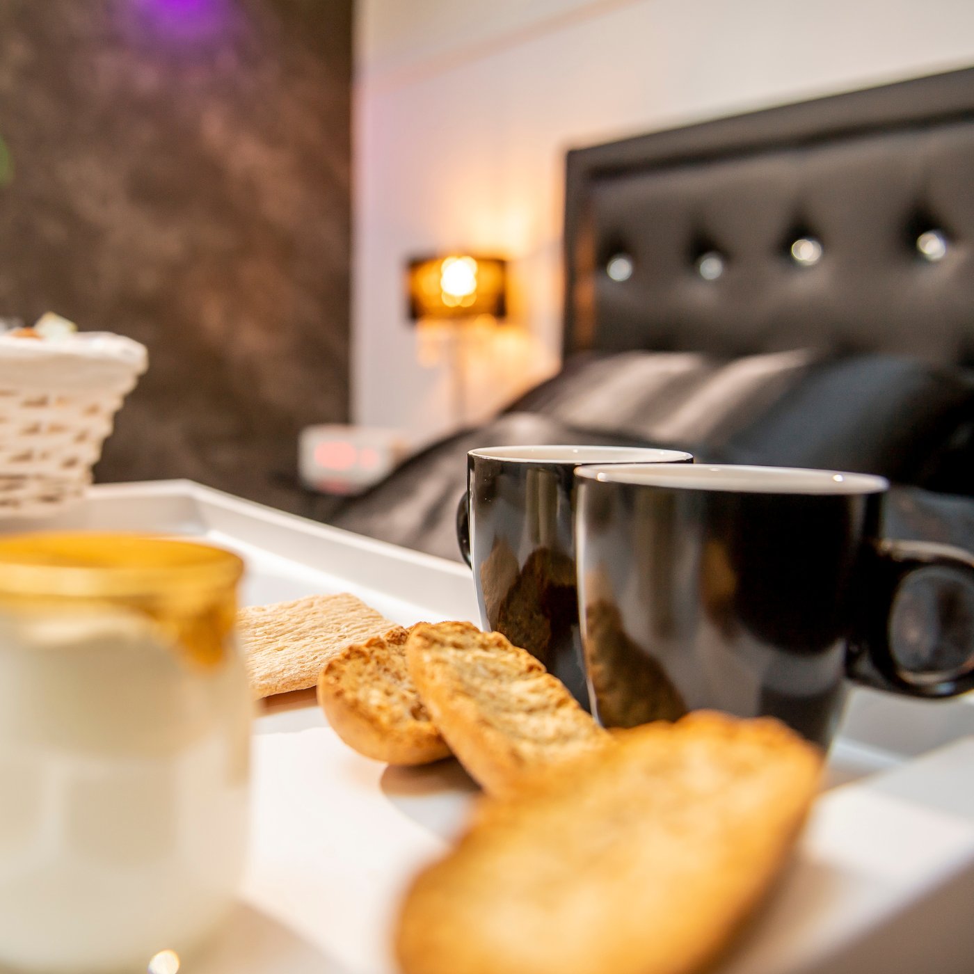 votre pause café du matin, un réveil expresso dans votre suite avec bain à remous privé 