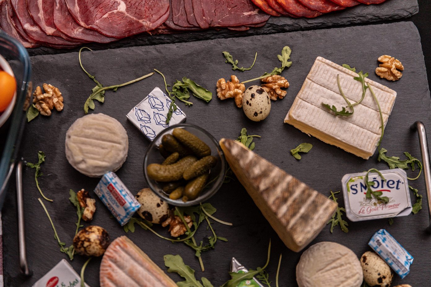Ardoise de dégustation de fromages locaux, produits du terroir pour un séjour authentique dans le Massif des Vosges.