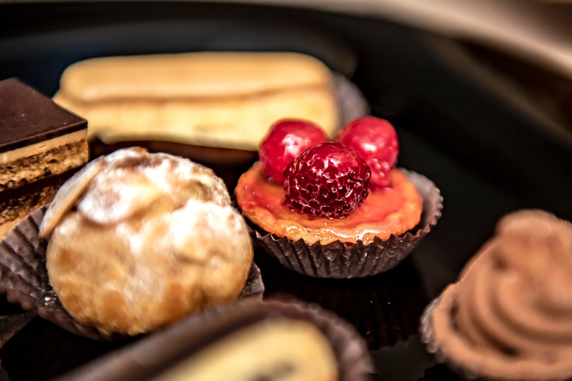 Sélection de pâtisseries fines et petits fours de prestige, service hôtelier haut de gamme pour vos événements dans le Grand Est.