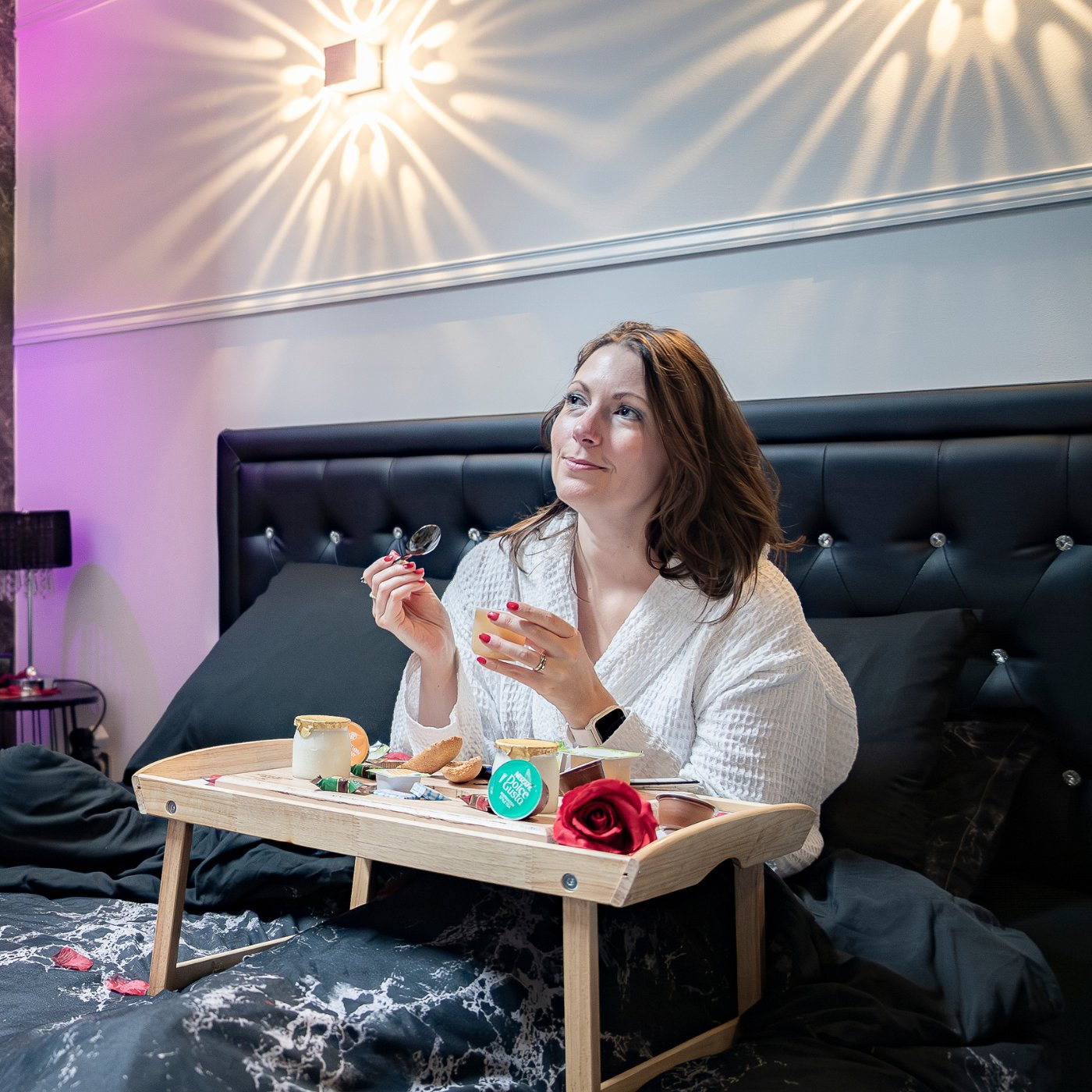 Petit déjeuner romantique servi au lit servi dans votre gîte avec spa privé