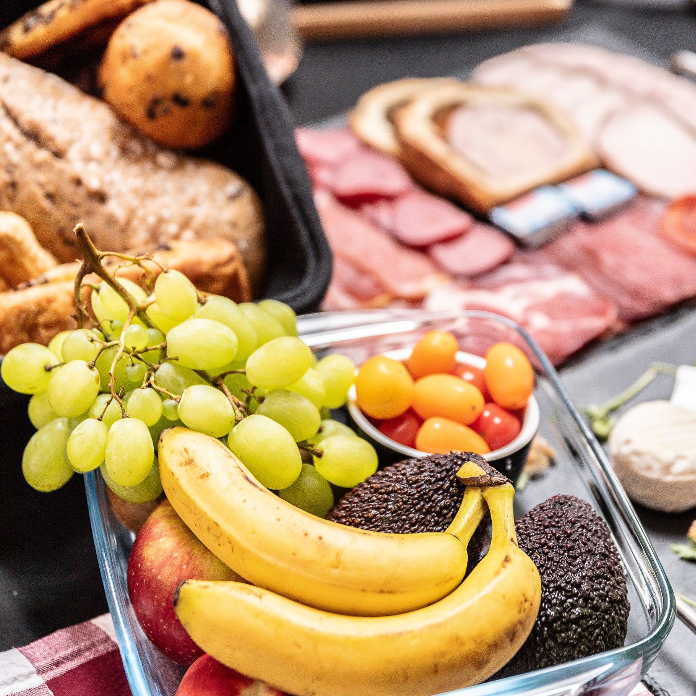 Brunch complet avec fruits frais, avocats et oeufs fermiers, idéal pour radonneurs dans les Vosges