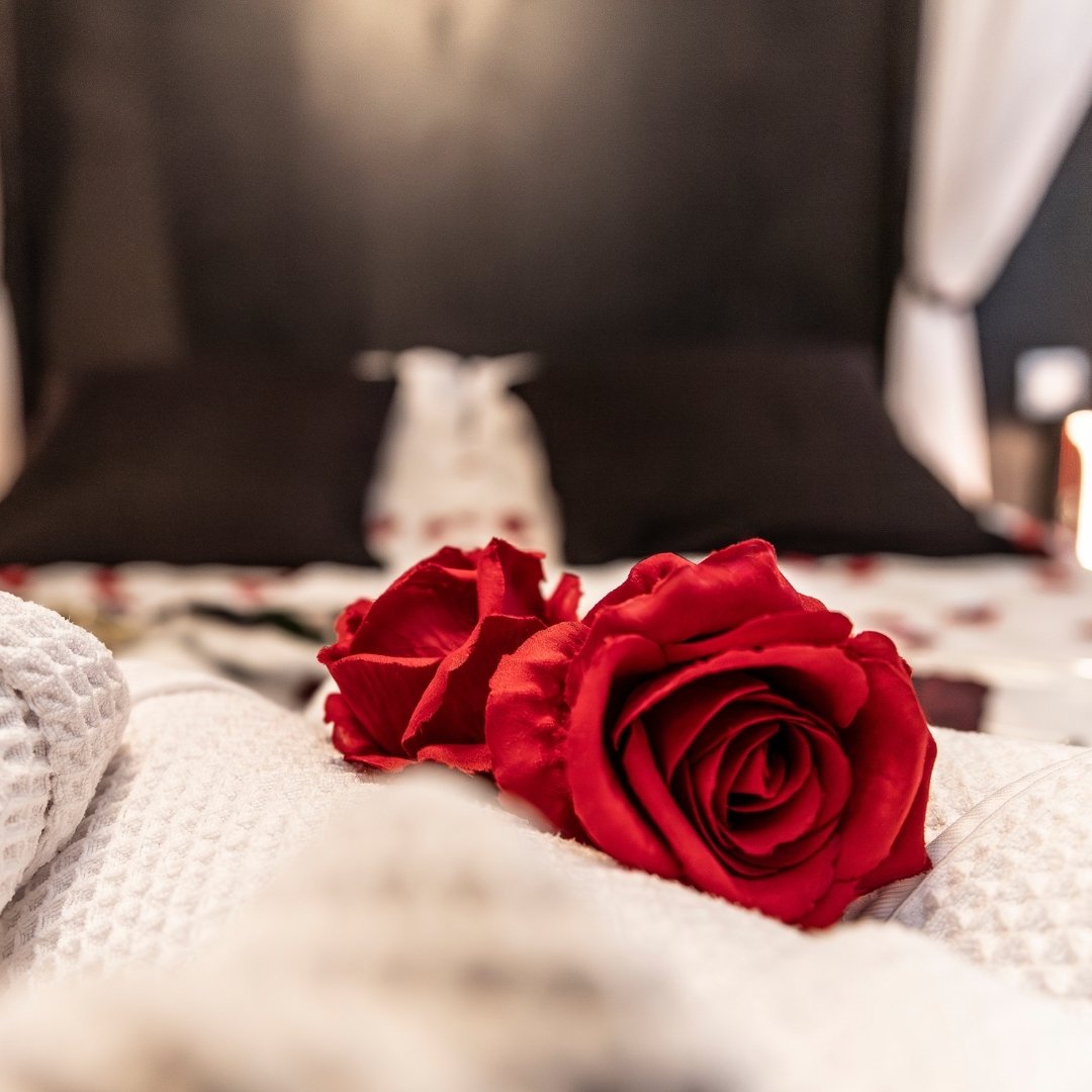 Nuit romantique, et pétales de roses en chambre avec Jaccuzi privé aux appart'hôtels Glam'88 à Remiremont