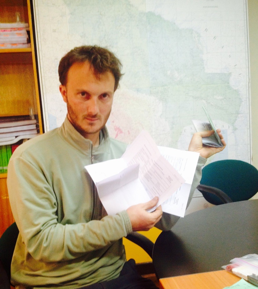 Sorting out his documents in the investigation room