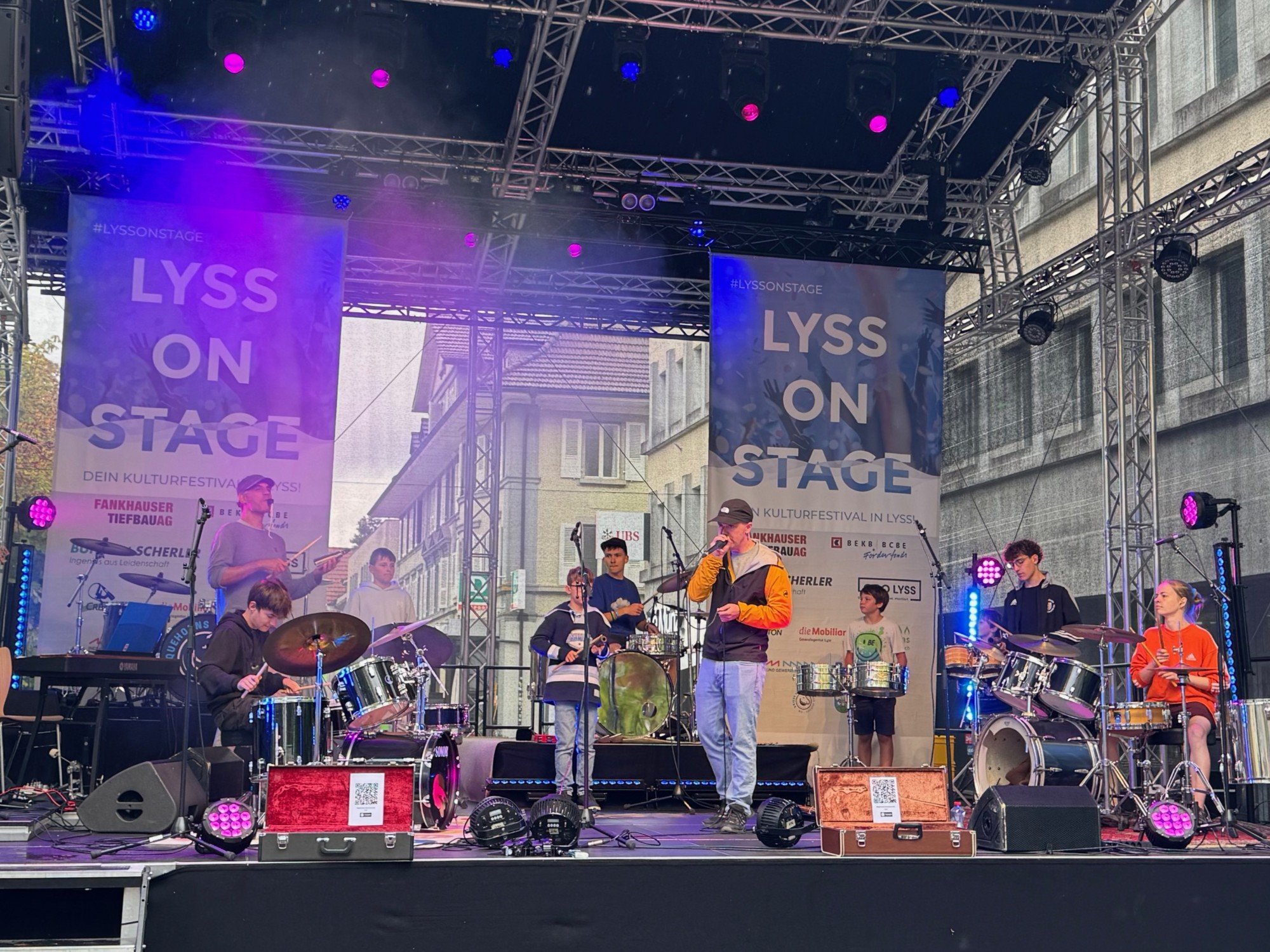 Rhythmus, Regen und Begeisterung – Die Schlagzeugklasse rockt „Lyss on Stage“