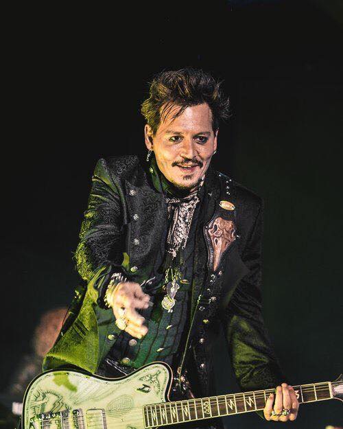 Johnny Depp - Upscale luxury stageoutfit