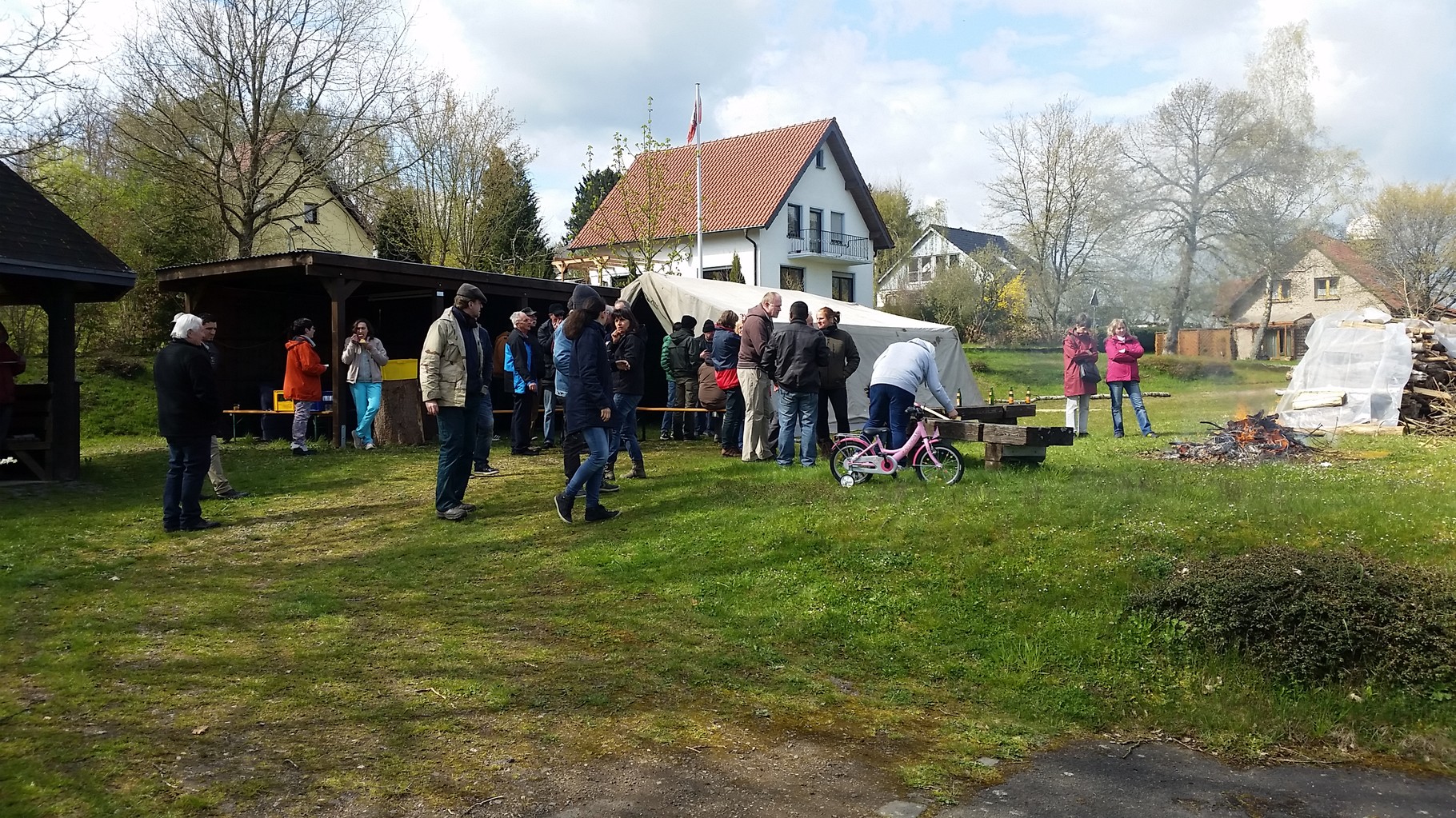 Treffen an der Sammelstelle bei reichlich Kuchen, Kaffee....