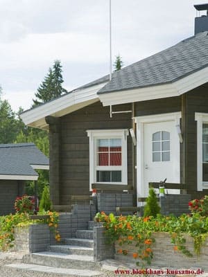 Blockhaus Halberstadt - Eingang vom Wohnblockhaus - Wohnblockhäuser - Salzwedel - Massivholzhäuser - Holzhäuser - Holzbau - Naumburg - Sachsen Anhalt - Wernigerode - Magdeburg - Halle - Stendal - Dessau   