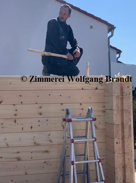 Blockhausbau - Baustelle - Holzhaus in massiver Blockbauweise - Finnsche Holzhäuser mit Planung und Montage deutschlandweit