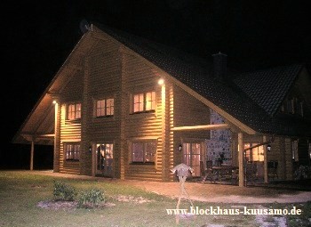 Blockhaus - Rundholzhaus bei Nacht - Massivholzhaus, Hausbau, Licht, Beleuchtung, Design, Architektenhäuser, Lichtplanung, Lichtdesign
