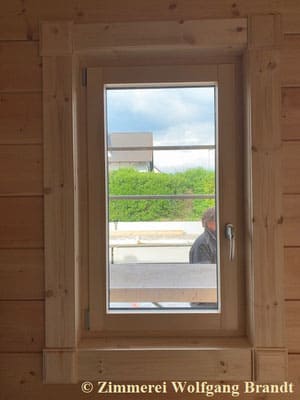 Holzfenster - In dem Innenbereich in der Naturfarbe   