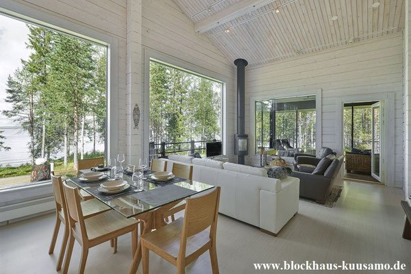 Wohnzimmer mit Kamin im Blockhaus - © Blockhaus Kuusamo