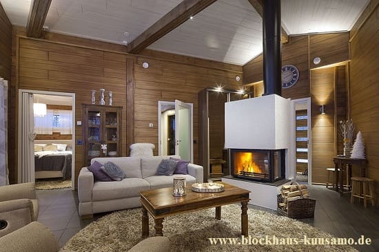 Wohnzimmer mit Kamin im Blockhaus in massiver Bauweise - Ökohaus - Biohaus -  Bungalow - © Blockhaus Kuusamo 