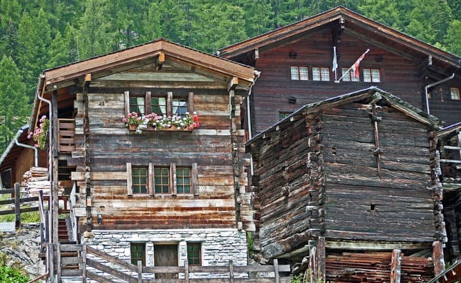 Walserhaus - Altes Blockhaus mit einem gepflegten Äußeren - Bauernhaus -  Almhütte - Berghütte - alte Holzhäuser in der Schweiz - Foto Pixabay