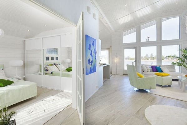Blockhaus - Wohnzimmer mit weißen Wohnaccessoires - Holzhaus - Massivholzhaus