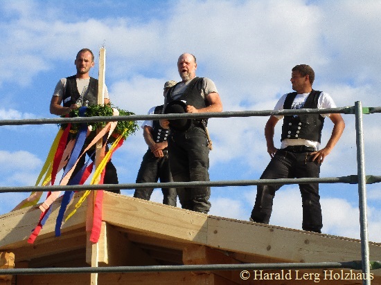 Blockhausbau - Blockhaus bauen - Holzhaus in Blockbauweise - Blockhausbauer - Montage Zimmerei Brandt  - Richtfest  - © Harald Lerg Holzhaus 