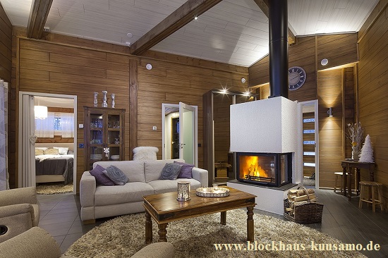 Wohnzimmer mit Kamin im Blockhaus in massiver Bauweise  -  © Blockhaus Kuusamo   