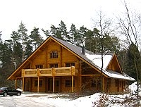 Hausansicht - Rundholzhaus im Winter 