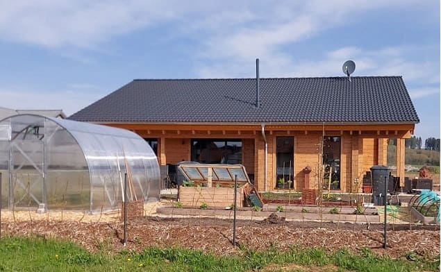 Auch der Garten mit Gewächshaus und Hochbeet wurde angelegt - Blockhaus mit Garten 