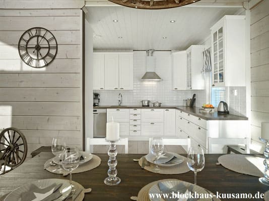 Wohnblockhaus - Offene Küche in Weiß