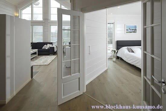 Bezugsfertiges Blockhaus - Innenansicht in Weiß - Wohnen in Massivholzhaus - Erfahrungen - Bauberatung - Blockhausbau - Holzhaus in Blockbauweise - Sachsen Anhalt