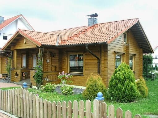 Bauen Sie Ihr nachhaltiges Holzhaus-Bungalow in attraktiver, schwindungsfreier Blockbauweise 