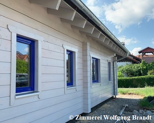 Ebenerdiges Blockhaus Bungalow - Massivholzhaus - Einfamilienhaus - Blockhausbau - Wohnhaus - Niedersachsen - © Zimmerei Wolfgang Brandt