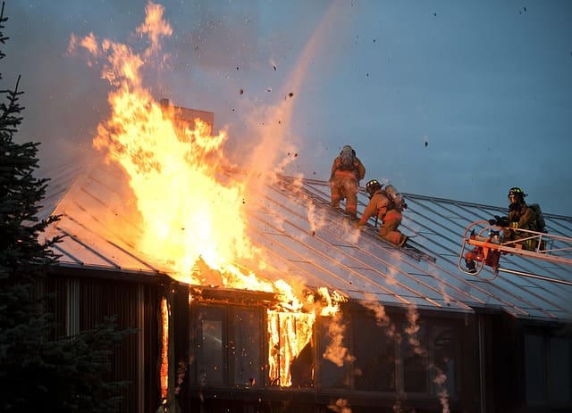 Wohnungsbrände durch Kerze und Adventskränze entstehen vorwiegend in der Herbst- und Weihnachtszeit