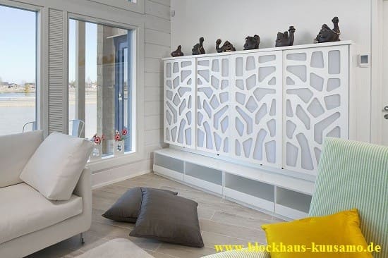 Finnische Holzhäuser in Blockbauweise Blockholzbausätze mit Planung, Lieferung und Montage auch in Sachsen - Wohnblockhaus - Wohnzimmer mit Panoramafenster im Massivholzhaus - Blockhaus-Kuusamo.de