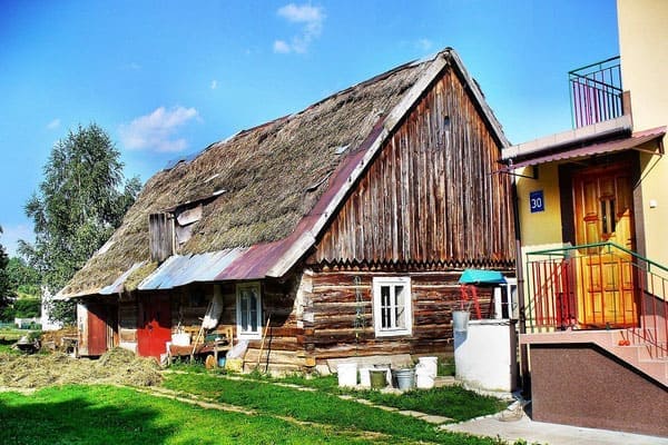 Altes vernachlässigtes Bauernhaus in Polen 