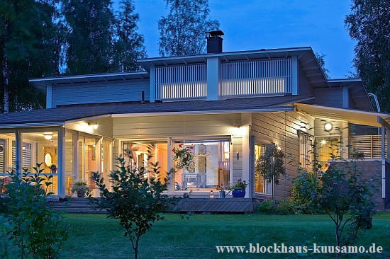 Holzhaus mit Pultdach in massiver Blockbauweise - Wohnhaus - Bungalow - Einfamilienhaus - Chalet - Massivholzhaus - Regensburg 