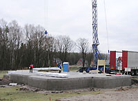 Blockhaus Baustelle  - Fundament  - Blockhausbau - der Montagebeginn des Holzhauses